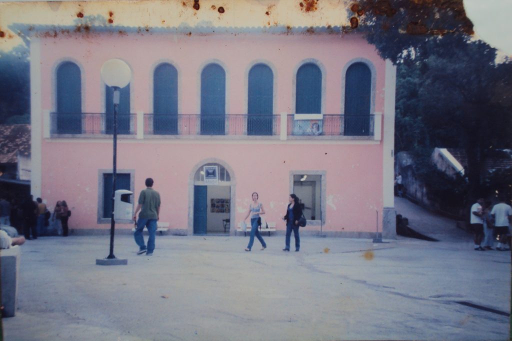 O campus entre 1990 e 2000. / Foto: Gilberto Manea. Acervo do Diretório Acadêmico de Comunicação da UFF. / Fonte: Blog do DACO (http://bit.ly/1IonGlm)